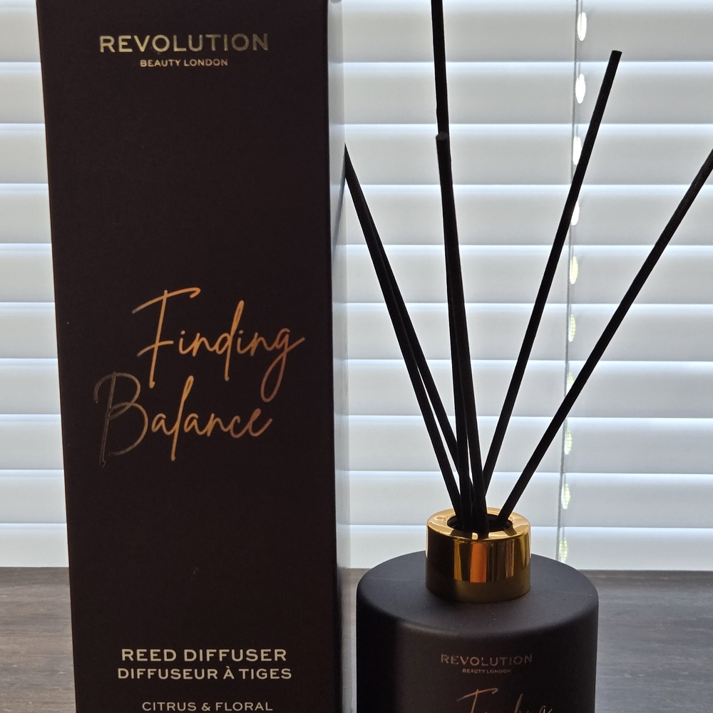 Revolution‎ Black and Gold Reed Diffuser